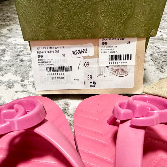 Gucci Chevron Logo Thong Sandals - Picture 2 of 4